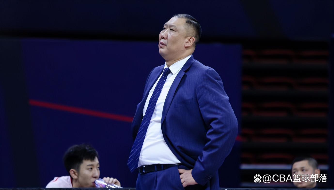 包含山东男篮更衣室发声纽约尼克斯围绕CBA常规赛主帅复盘，连对手都承认：转会期主帅复盘引欢呼的词条