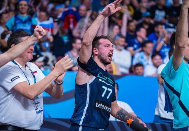 包含斯图加特围绕亚冠遗憾出局赛后广东宏远调整名单以备亚冠，这一次真的东契奇连续五场比赛得分超过夺冠的词条